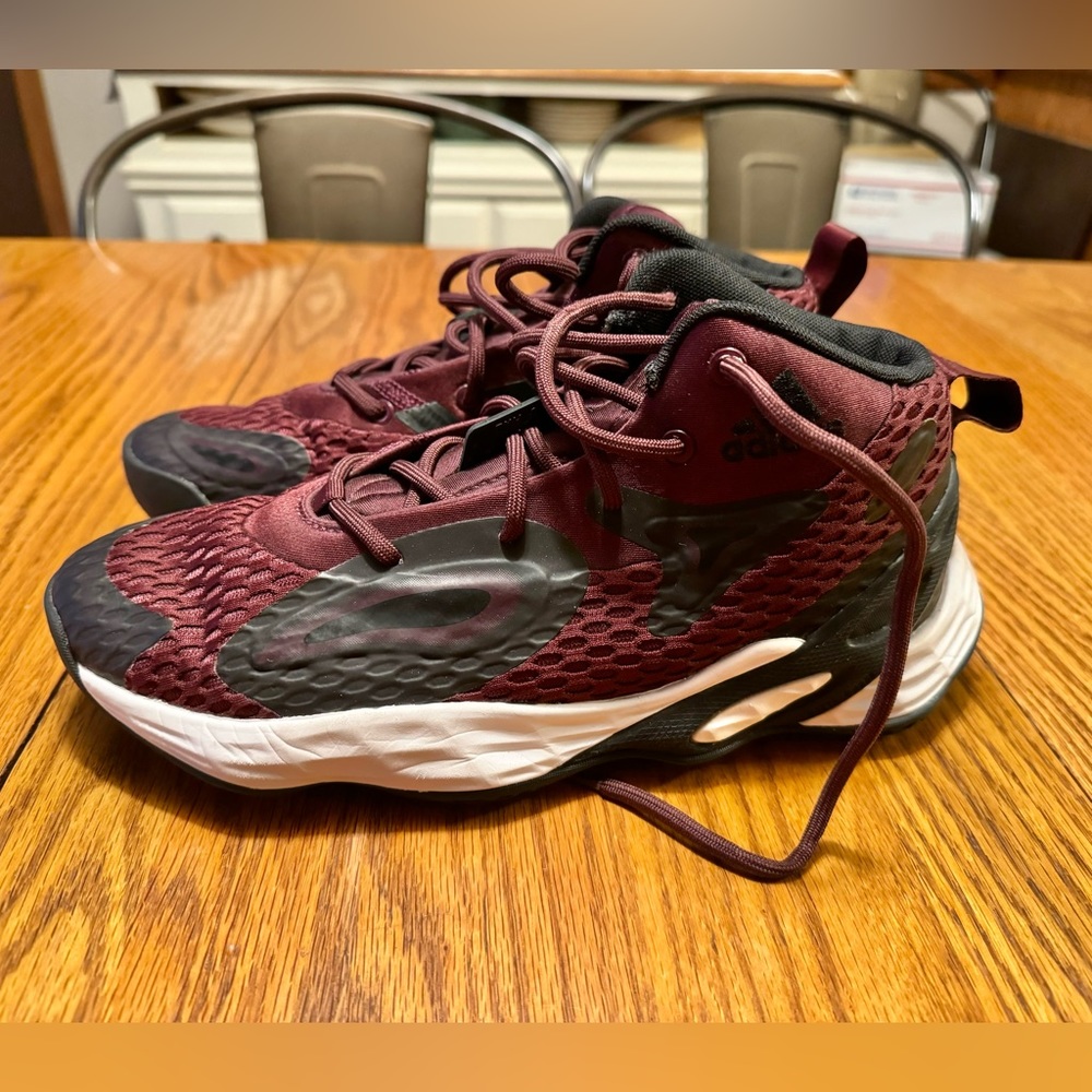 Size 6 Adidas exhibit A Mid Unisex basketball shoes. Maroon/Core